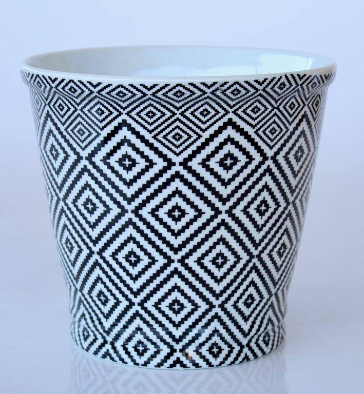 BLACK GEO ROUND PLANTER  22X23CM